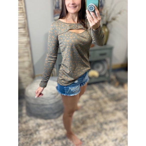 Floral Cut Out Bust Cleavage Long Sleeve Round Neck Soft Loose Top Gray 0422 - Picture 4 of 8